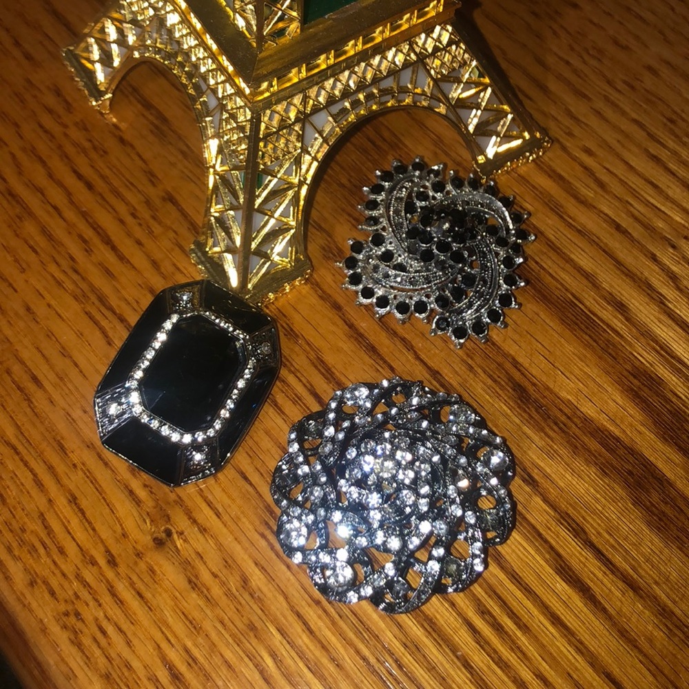 Brooches set of 3🖤